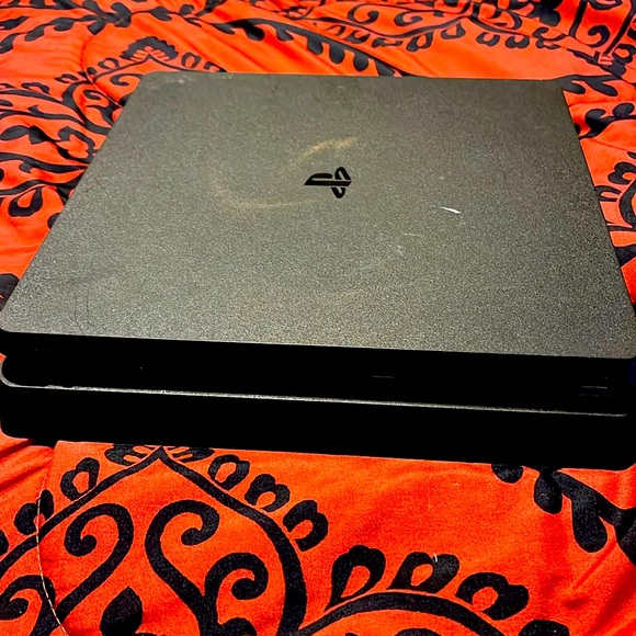 Good condition ps4 has a white remote and comes with all cables - Picture 1 of 4